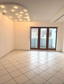 Charmante Maisonette-Dachgeschosswohnung mit 3,5 Zimmern und Süd-Balkon - Nürnberg