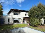 Gäubodenstadt Straubing: Großzügiges Architektenhaus mit Pool, Fußb.-Hzg. u. 1.000 m2 Grundstück! - Straubing