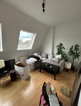 2-Zimmer-Dachgeschosswohnung mit viel Licht - WG-geeignet - Mönchengladbach