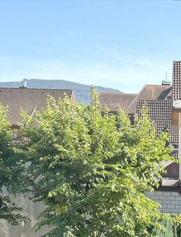 ZENTRALES, RUHIGES, MODERNES WOHNEN IN KIRCHZARTEN - MIT HERRLICHEM BLICK AUF DIE BERGE mit Balkon, barrierefreiem Zugang und Tiefgaragen-Stellplatz - Kirchzarten