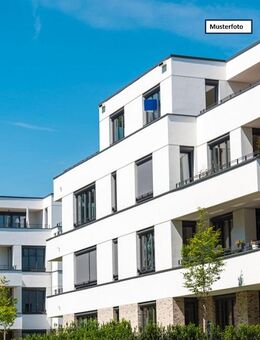 Mehrfamilienhaus mit 3 Wohnungen und 2 Garagen - - Kiel