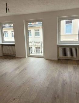 Frisch sanierte 5-Zimmer Wohnung in zentraler Lage in Helmstedt - Helmstedt