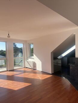 Helle Dachgeschosswohnung inkl. Einbauküche und Terrasse - Berlin