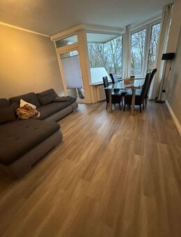 Besichtigung 17.12.25 um 18 Uhr: 2 Zi.-Etagenwohnung mit Venyl, Vollbad mit Fenster + überdachtem Balkon - Hamburg