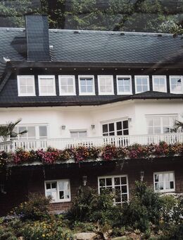Großes repräsentatives Wohn- und Geschäftsgebäude mit 2 Doppelgaragen, Garten und tollem Panoramablick in Sinntal-Jossa zu verkaufen - Sinntal