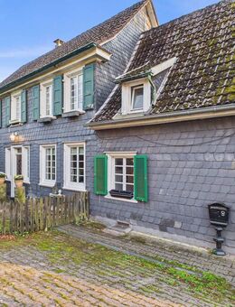 Wohnen im Grünen: Zweifamilienhaus mit eigenem Wald und vielseitiger Lagerhalle - Wuppertal