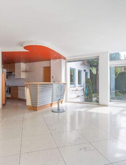 MAIER - Familienfreundliche Doppelhaushälfte mit Garten, EBK und Doppelgarage in ruhiger Lage - München