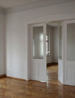 ZAUBERHAFTE 3- ZIMMER - WOHNUNG IM BÜRGERGARTENVIERTEL MIT BALKON /Hochparterre - Naumburg (Saale)