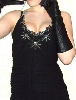 Knielanges schwarzes Abendkleid, Kleid, Midikleid, mit tollem Auschnitt und Raffung, BonPrix, Gr. 32/34 - Düsseldorf