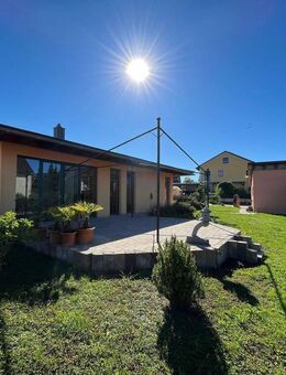 Zeitlos, ökologisch & energieeffizient: Einfamilien-Energiesparhaus mit großem Grundstück & Garage - Hemau