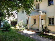 3-Zimmer-Gartenwohnung mit EBK, Hobbyraum, 2 Pkw-Stellplätze, Gartenhaus - München