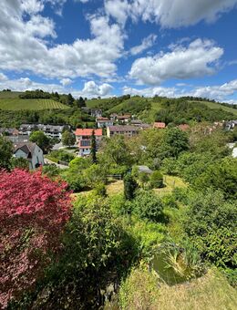Schönes Ein- oder Zweifamilienhaus in Randersacker mit Blick auf die Weinberge. - Randersacker