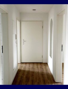 **Direkt einziehen** renovierte 3-Zimmer-Wohnung, Vinyl-Boden, helles Tageslichtbad, Essküche - Singen (Hohentwiel)