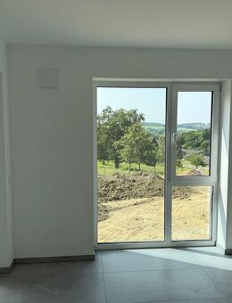 **Lichtdurchflutete Souterrain-Wohnung mit Wohlfühl-Terrasse!** - Waldbröl