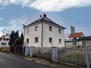 Einfamilienhaus mit Nebengebäude und Lagerhallen - Mitterteich