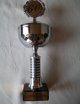 Silberner Pokal zum 60. Geburtstag mit beschriftetem Sockel - Körner
