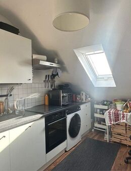 Mitten in Düsseldorf - schöne 2- Zimmer im Dachgeschoss - Aufzug - Düsseldorf