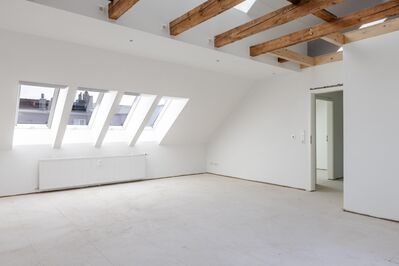 Penthouse mit Licht und Luft für Lebensfreude – neu ausgebaut, große Loggia, ruhige Lage, uninah