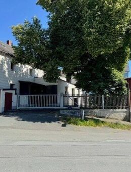 Wohnhaus mit Saal, Scheune, Stall, Nebengebäude, Lager, Garagen und Innenhof - Hof