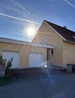 Zweifamilienhaus mit Garagen in guter Lage von Roding - Roding