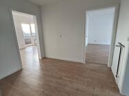PRIVAT: Erstbezug nach Sanierung EBK/Süd-Balkon: Große helle 2-Zimmer-Wohnung in Langen - Langen (Hessen)