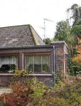 Sanierungsbedürftiges Wohnhaus auf 1.700 m² in Zetel-Neuenburg - Zetel