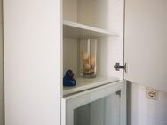 Besta Vitrine Ikea, weiß glänzend, mit Glasfront-Tür, 3 Fächer mit Trennboden in 2 Fächer - Wiesbaden