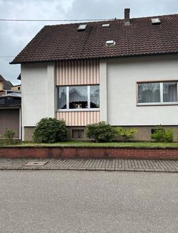 Dillingen-Diefflen: Familiendomizil mit ca. 197m² Wfl., Garten und zwei Garagen auf 492 m² Grund - Dillingen (Saar)