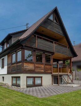 FÜR HOLZLIEBHABER! Freistehendes Einfamilienhaus mit großer Garage und schönem Garten - Altshausen