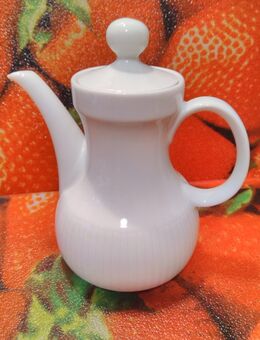 Strahlend weiße, kleinere Porzellan-Kaffeekanne: Mokkakännchen von Winterling - Hannover