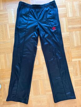 Adidas Trainerhose Chile 62 schwarz Gr. M, Zustand neuwertig - Lottstetten