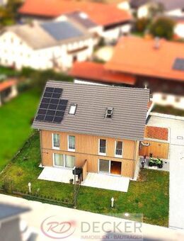Modern, nachhaltig & bezugsfertig - elegante Doppelhaushälfte mit Garten ++ Decker Immobiien++ - Eiselfing