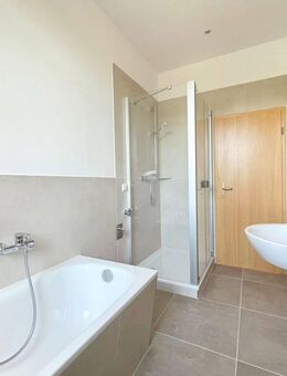 Neu modernisierte 3-Zi.-Wohnung mit Tageslichtbad, Eichenparkett im Wohnzimmer sowie opt. Stellplatz - Chemnitz