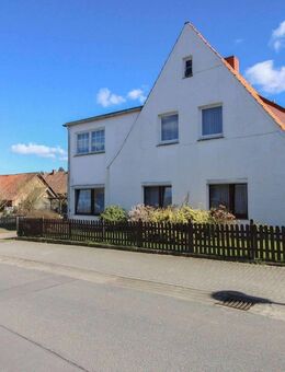 Einfamilienhaus mit 2 Wohneinheiten, Garten und 2 Carportstellplätzen in Natendorf - Natendorf