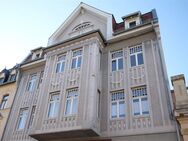 Zentraler geht es nicht! Frisch hergerichtet! Dachgeschosswohnung mit kleinem Balkon am Karlsplatz! - Bernburg (Saale)