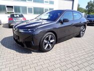 BMW iX, 40 xDrive Sport SkyPano Laser °, Jahr 2023 - Dresden