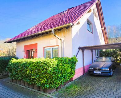 Freistehendes Einfamilienhaus mit großem Garten in ruhiger Siedlung