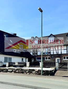 Großes, gepflegtes Anwesen mit Garagen, Mietwohnungen, Wiese und Scheune zu verkaufen - Bad Berleburg