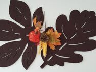 Hübsche Herbst-Tisch-Dekoration, 2 Blätter aus Filz und Schmuck - Neuss