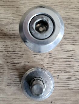 1 Paar silberne Prismabuchsen, werden zur Verwendung eines Hinterradhebers mit Klick-Klauenaufnahmen benötigt, verbleiben dauerhaft an Motorradschwinge, gebraucht NP: 20 €, Versand gegen Aufpreis möglich, 10 € - Unterleinleiter