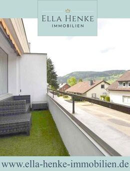 Mit großem Balkon: Modern möblierte, helle 2-Zimmer-Wohnung mit 2 Bädern + PKW-Stellplatz. - Langelsheim