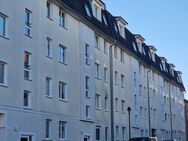 Große zwei Zimmer Wohnung zum wohnfühlen, mit Südbalkon und Fahrstuhl! Jetzt zwei Kaltmieten frei! - Magdeburg
