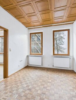 Charmantes Denkmalobjekt aus 1906 - Zwei leerstehende verbundene Wohnungen im 1. OG - flexibel teilbar! - Fürth