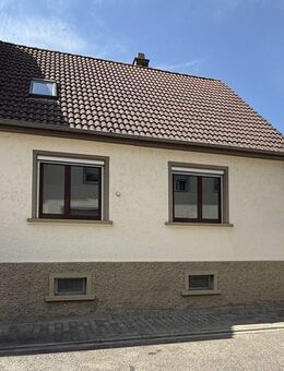 Charmantes Einfamilienhaus mit 2 Garagen, Nebengebäuden, schönem Hof und Garten - Hambrücken