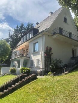 Stilvolles Zweifamilienvilla mit Balkonen, Sauna, Kellerbar & Doppelcarport – auf großem Grundstück mit privater Zufahrt... - Lüdenscheid