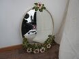Wandspiegel mit ovalem Metallrahmen, floral verziert in 80809