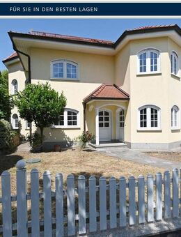 Anspruchsvolle Architektur in ruhige Lage mit ELW , Solaranlage und zwei innenliegenden Garagen! - Mölsheim