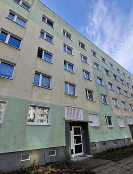 Zum wohlfühlen mit großem Balkon - frisch renoviert, moderner Fußboden - - Magdeburg