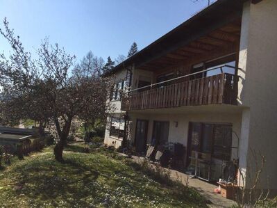 Grosszügige Wohnung in Zweifamilienhaus, renoviert, ebenerdig, am Ende einer ruhigen Sackgasse in wunderschöner Ortsrandlage mit Aussicht in Berglen