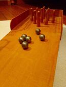 Kegelbahn mit cooler Mechanik, Startrampe mit Feder, Rücklauf untendrunter, Holz, Metall, Kunsthandwerk, Motorikspiel, Geschicklichkeit, Partyspiel in 56077